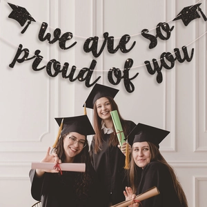 Striscione di laurea glitterato nero we are so proud of you per decorazioni feste