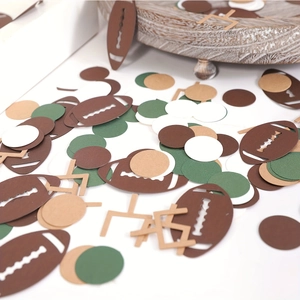Set de confeti temático de rugby con balones marrones y postes para decoración