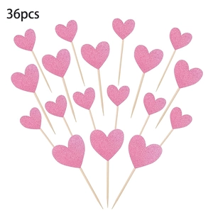 Detalle de 36 adornos para tartas con forma de corazón rosa brillante y palillos de bambú
