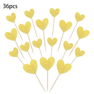 Vista detallada de 36 adornos para tartas con forma de corazón dorado brillante y madera