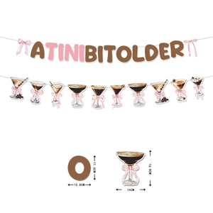 A Tini Bit Older martini feestbanner met roze cocktailglazen voor verjaardagsdecoratie