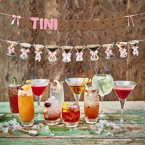 Tini Bit Older martini slinger met roze strikjes en cocktailglazen voor verjaardagen