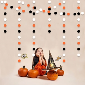 Διακόσμηση πάρτι Halloween με γιρλάντες από μαύρους, πορτοκαλί και λευκούς χάρτινους κύκλους