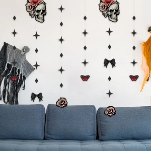 6-piece Halloween skull hanging ornaments set with red roses and gothic paper stars for party