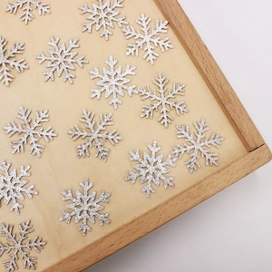 Zilveren glitter sneeuwvlok confetti op houten dienblad voor kerstversieringen