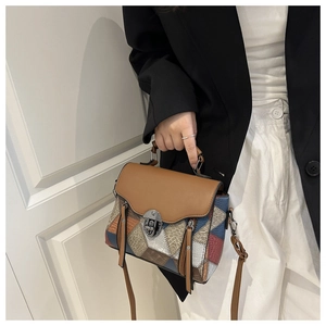Dettaglio della borsa in pelle patchwork multicolore con chiusura a scatto e zip in metallo