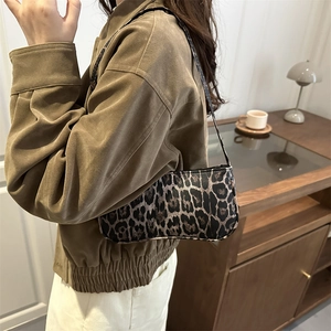 Sac sous le bras vintage pour femme avec motif léopard et silhouette baguette rétro