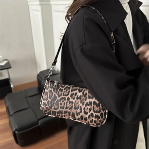 Sac bandoulière tendance à imprimé léopard en fausse fourrure avec zip argenté