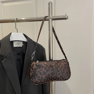 Vintage Baguette-Schultertasche mit Leopardenmuster, schmalem Riemen und Silber-Reißverschluss