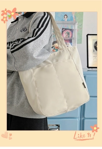 Minimalistische cremeweiße große Tragetasche mit Vordertaschen für den Alltag