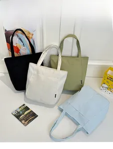 Detail von vier bunten Tragetaschen mit Vordertaschen und stilvollen Etiketten