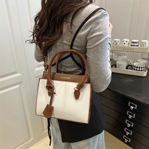 Sac à main bicolore en cuir grainé blanc et marron avec bandoulière réglable pour femme