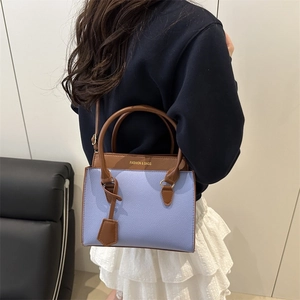 Sac à main bicolore bleu clair et marron pour femme porté en bandoulière chic