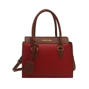 Sac à main chic contrasté rouge et marron avec texture litchi et bandoulière réglable