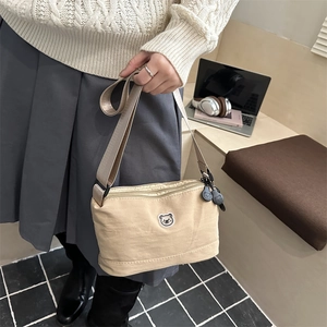 Minimalistische hellbraune Mehrschicht-Umhängetasche mit süßem Bär-Stickerei-Aufnäher