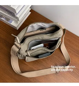 Dettaglio della borsa in nylon kaki che mostra vari scomparti interni e grande capacità