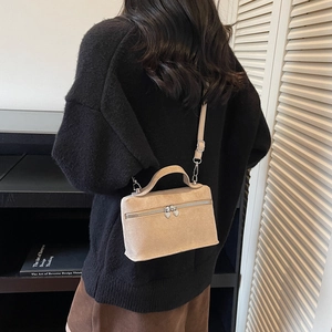 Retro beige Wildledertasche mit Herz-Reißverschlüssen und verstellbarem Schultergurt