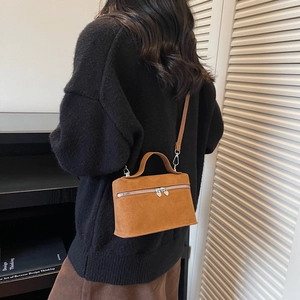 Retro-Box-Tasche aus Wildleder mit Herz-Reißverschluss im modischen Schulter-Look