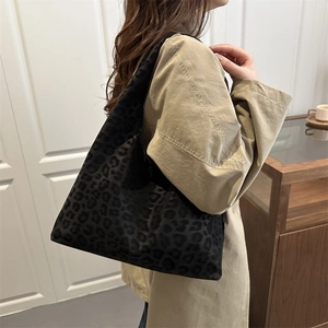 Fashionable leopard print shoulder tote bag in black fabric with a large capacity design