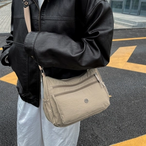 Borsa a tracolla versatile in nylon beige con tasche multiple e tracolla regolabile