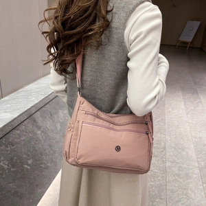 Borsa a tracolla in nylon rosa antico con scomparti zip multipli e tasche laterali