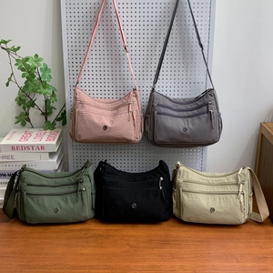 Borse a tracolla in nylon con multispazi in rosa, grigio, verde, nero e beige
