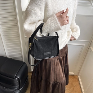 Borsa a mano minimalista in finta pelle scamosciata nera con dettagli dorati