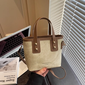 Sac seau en toile beige et cuir marron avec poignée et bandoulière amovible