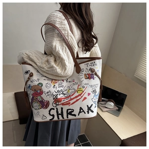 Détails des graffitis colorés et texture PU de haute qualité sur un grand sac cabas