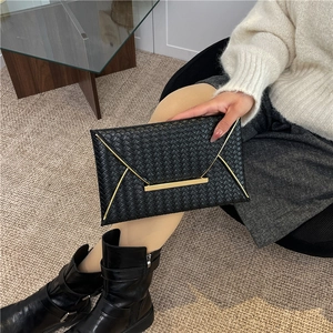 Pochette pour Femme en Cuir PU Tissé Avec Bordure en Métal Doré Sac à Main Enveloppe Mode pour Banquet Mariage Fête