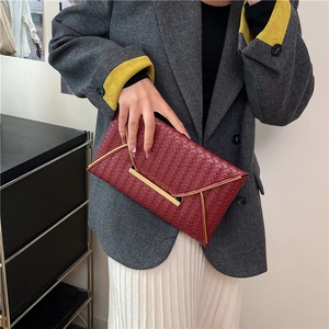Pochette enveloppe tressée rouge vin avec bordure dorée pour un style professionnel