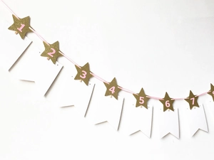 Détail d'étoiles dorées pailletées avec chiffres roses 1-7 pour bannière d'anniversaire
