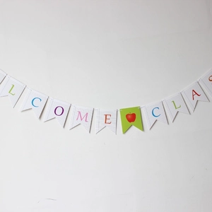 Detail von Welcome Class Banner mit Bleistiftbuchstaben und Apfel-Deko für die Einschulung