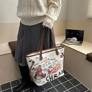 Sac fourre-tout spacieux avec imprimés graffiti colorés et anses en cuir marron