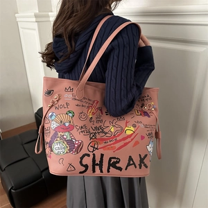 Sac fourre-tout rose avec imprimés graffiti street art et cuir à texture litchi