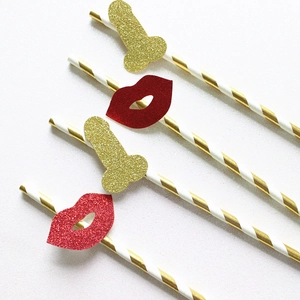 Pailles dorées avec lèvres pailletées rouges pour décoration de fête d'enterrement de vie