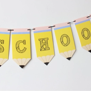 Bunte Girlande in Bleistiftform mit SCHOOL-Buchstaben für die Schulanfang-Partydekoration