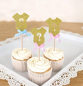 Détail de décorations de gâteau en forme de body pailleté avec nœuds pour fête prénatale