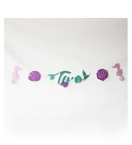 Détail de la bannière sirène à paillettes avec hippocampe coquillage et texte 'Two'