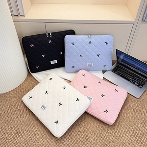 Θήκη laptop με καπιτονέ σχέδιο και κεντημένους φιόγκους σε τέσσερα χρώματα