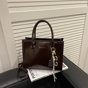 Sac Fourre-tout en Cuir PU Brillant à la Mode pour Femmes Imprimé de Lettres Sac à Bandoulière avec Charme Sac à Main de Navetteur Tendance Quotidien