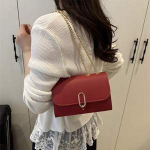 Elegante rote Umhängetasche für Damen mit goldenem Metallschloss und Kettenriemen