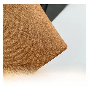 Nahaufnahme aus Wildleder in Karamell mit hochwertiger Textur und verfeinerter Naht