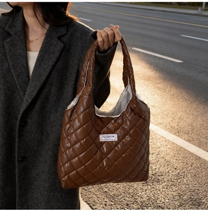 Quilted down tote bag in dark brown finish with soft padding and street style detail
