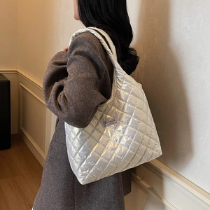Quilted tote bag in pearl white featuring diamond stitching and comfort straps