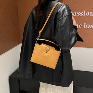 Vintage Mattiert PU Wildleder V Logo Umhängetasche Für Damen Retro Samt Kleine Quadratische Handtasche Mode Schultertasche