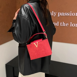 Elegante rote Wildleder Handtasche mit goldenem V-Logo und vielseitigem Schultergurt