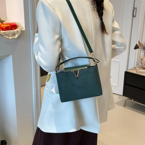Vintage grüne Samt-Handtasche mit goldenem V-Logo und verstellbarem Umhängeriemen