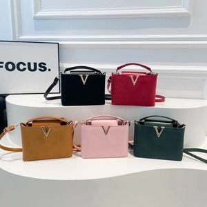 Minimalistische Umhängetasche aus Samt mit goldenen V-Details in fünf Farben