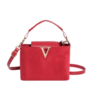 Elegante rote Samthandtasche mit goldenem V-Logo und verstellbarem Schultergurt für Damen